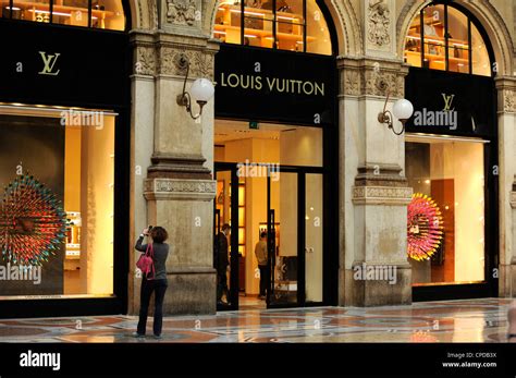 louis vuitton in naples italy.